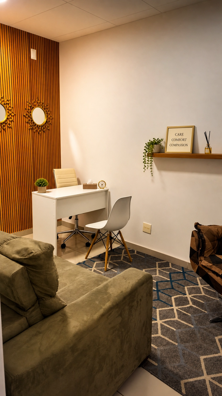 Sala 2 Essencial da Clínica FT, com mesa, poltronas e painel de madeira